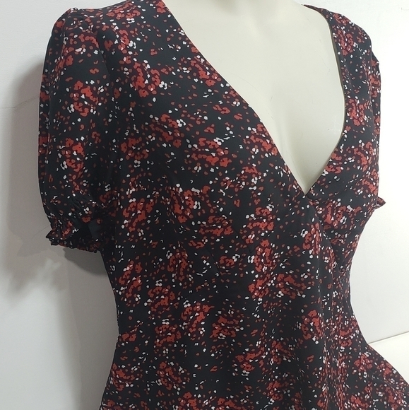 Dynamite Short Sleeve Patterned Red Blouse - Picture 2 of 6